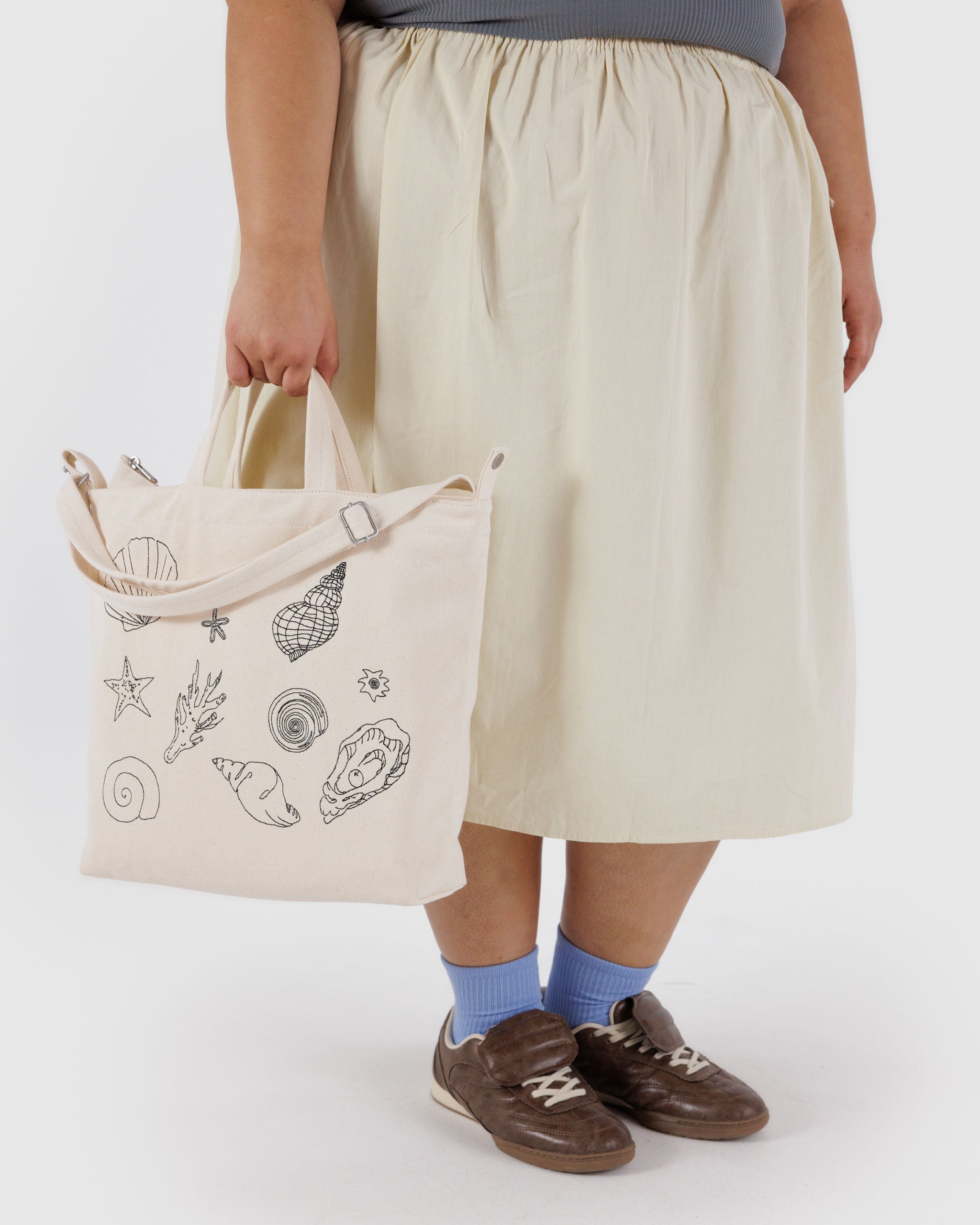 Embroidered Shells Horizontal Zip Duck Bag | BAGGU | Canvas Tote Bag