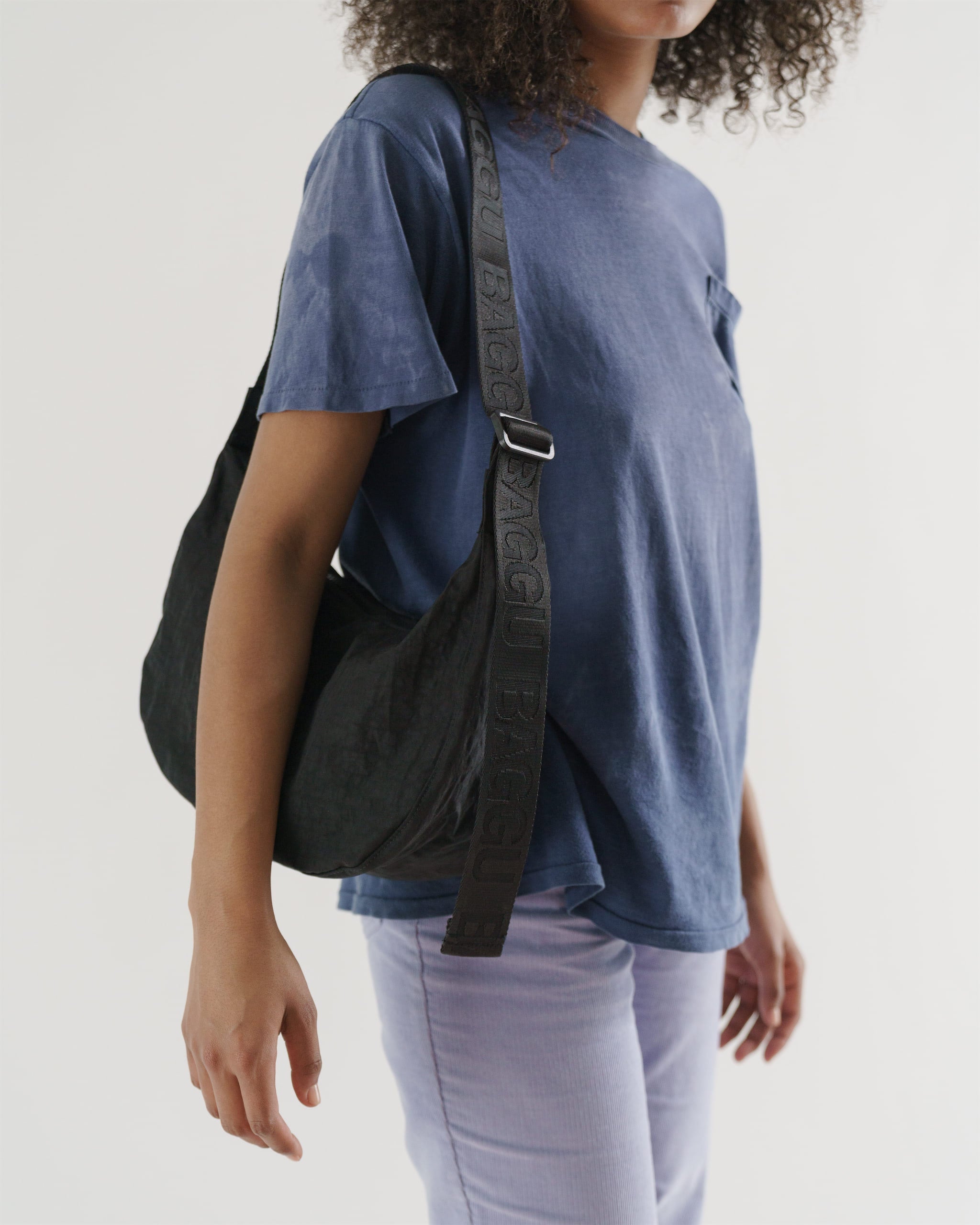 Person wearing a Black medium BAGGU Crescent Bag