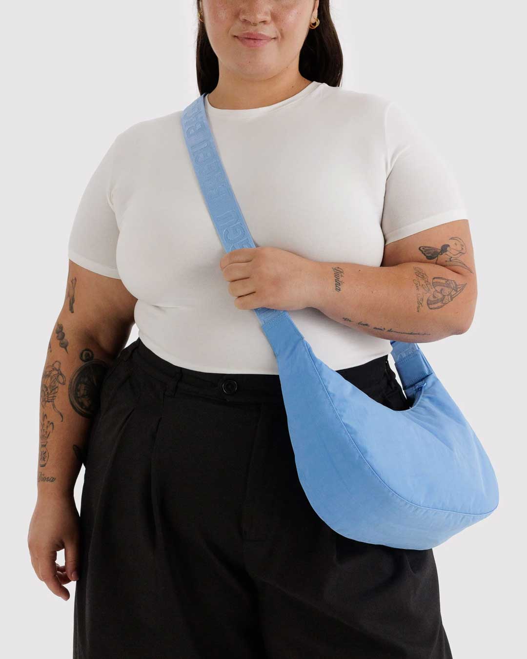 BAGGU ミディアムナイロンクレッセントバッグ　ライトグリーン Baggu medium nylon crescent bag in green | ASOS