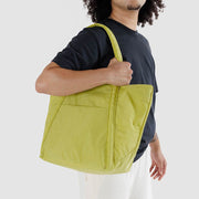 Man holding Baggu Lemongrass Cloud Bag