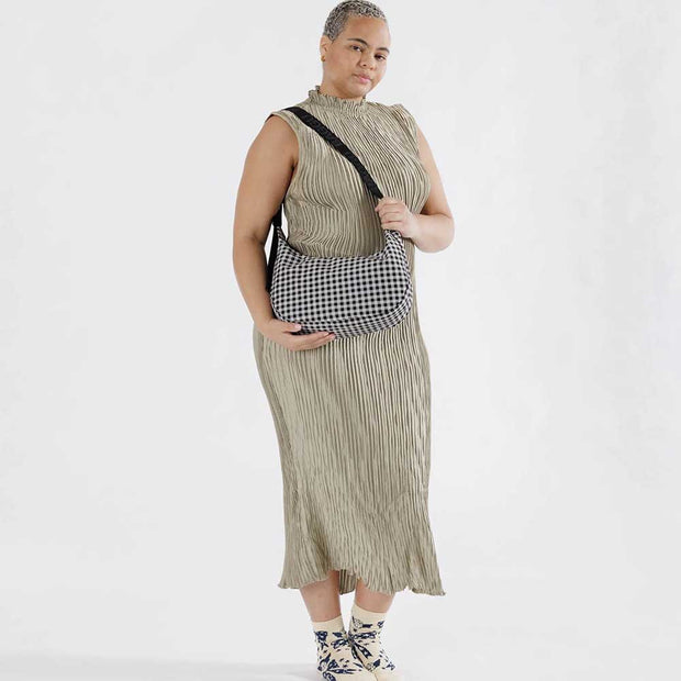 Person holiding A medium Crescent Bag from Baggu in Black & White Gingham