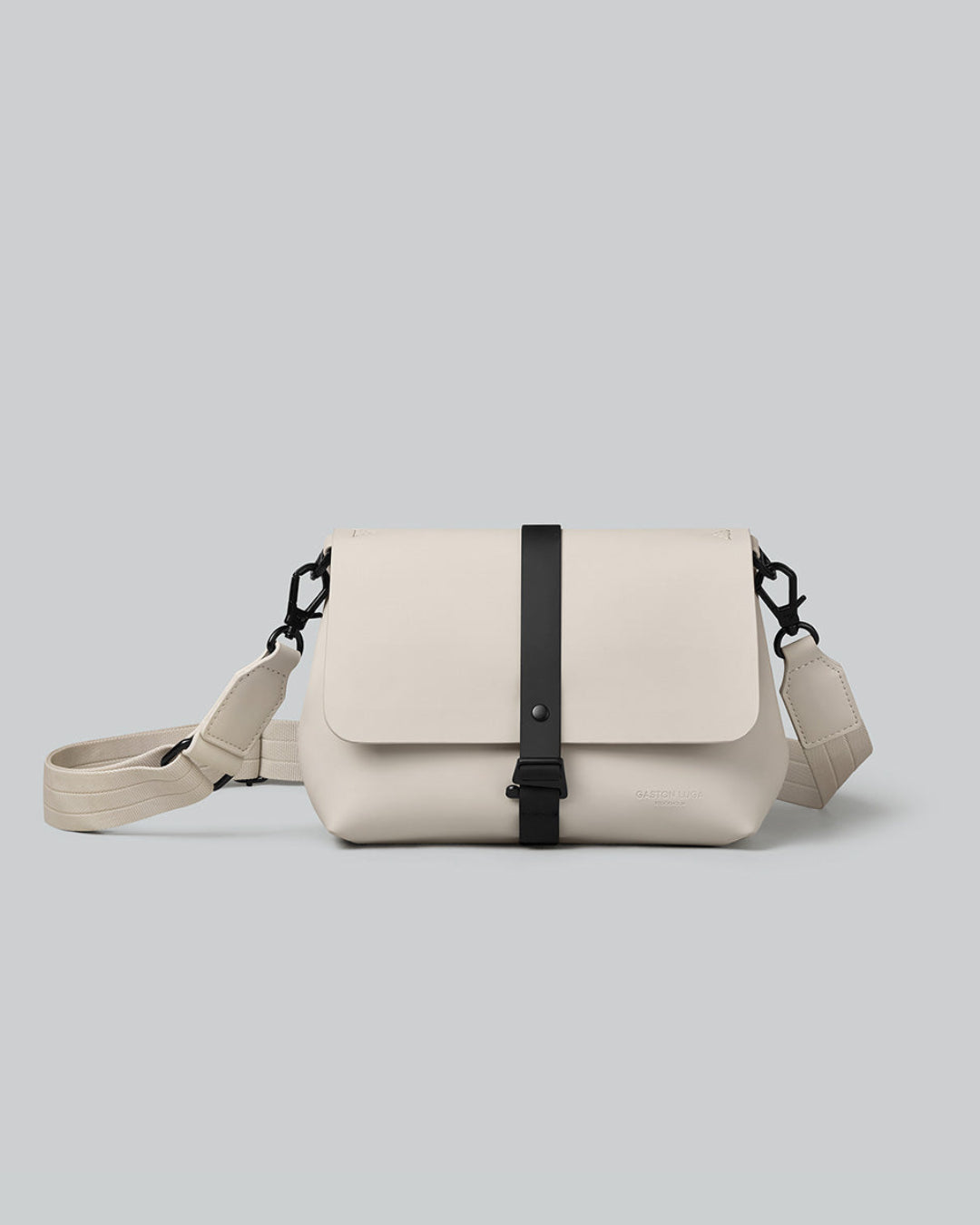 Black Medium Spläsh Waterproof Crossbody Bag | Gaston Luga
