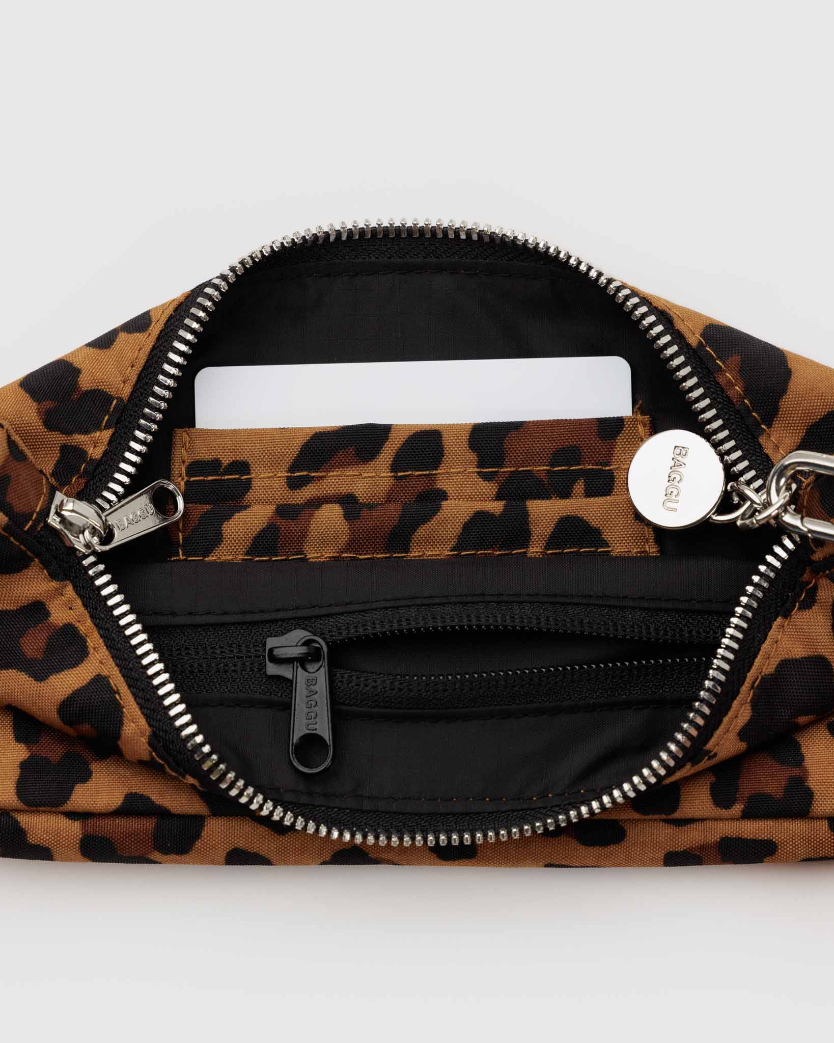Leopard Nylon Pochette BAGGU